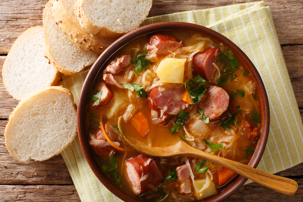 recept na kapustovú polievku s klobásou a zemiakmi