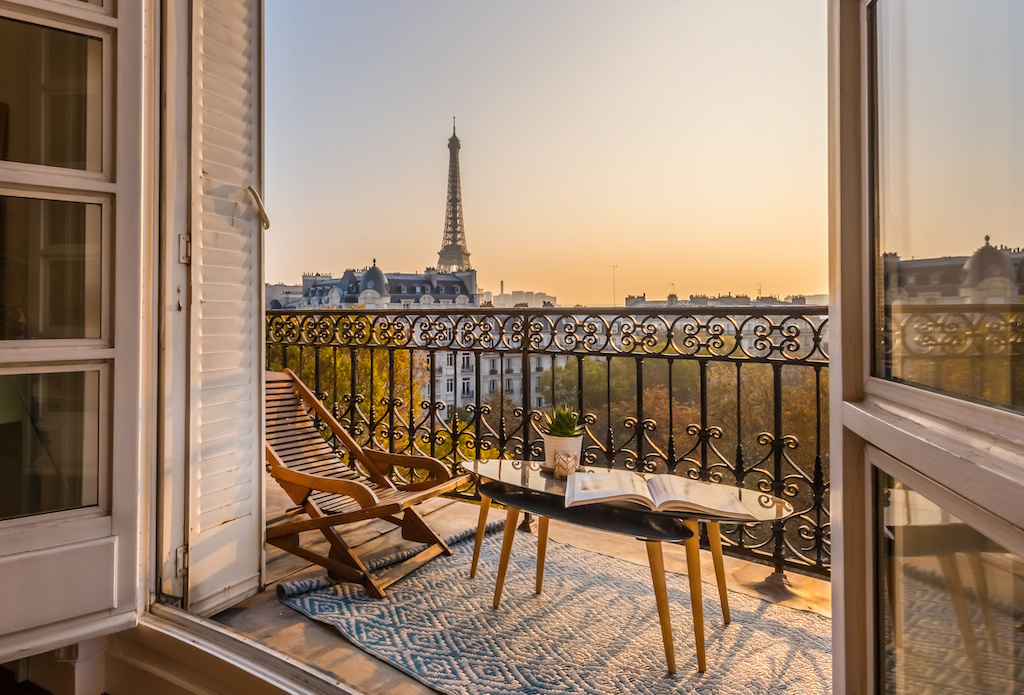 ubytovanie v Paríži s balkónom a výhľadom na Eiffelovku