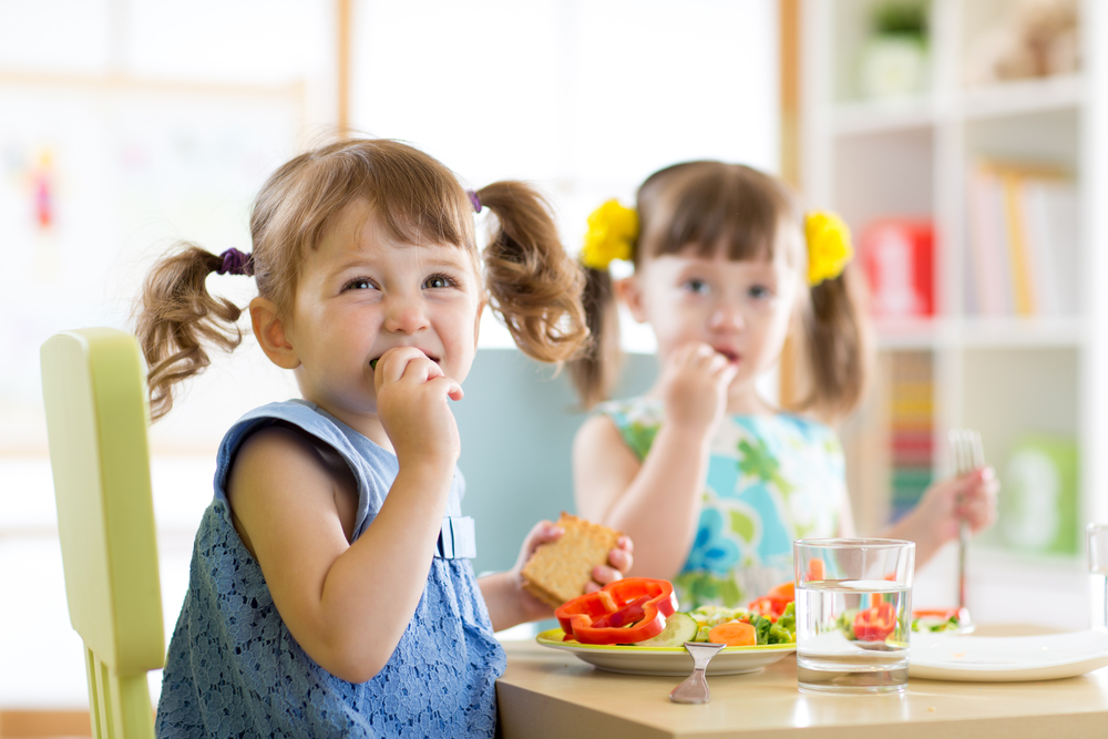 Deti ktoré jedia svoje zdravé raňajky.